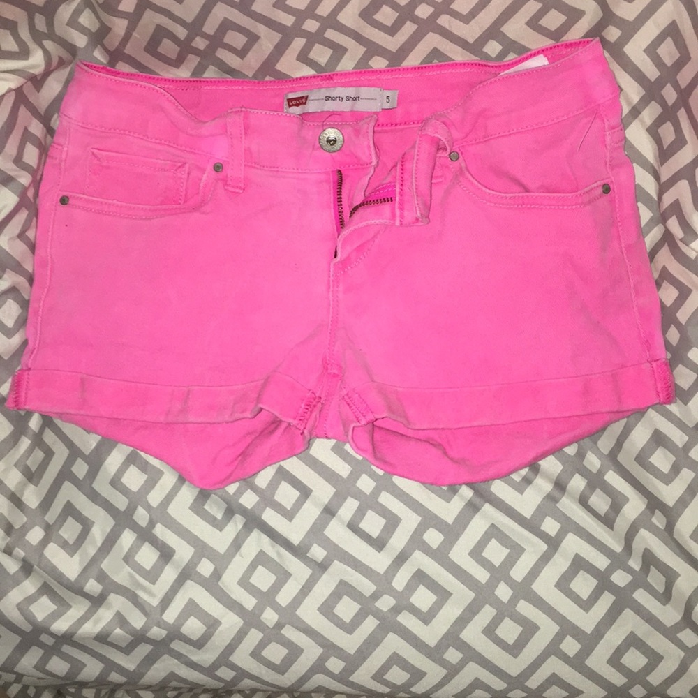 Pink Levi’s shorty shorts